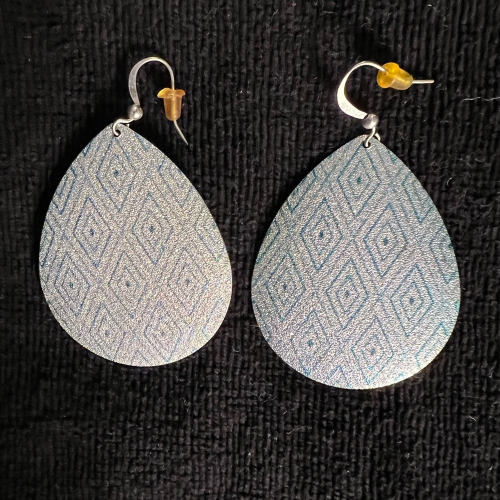 Lightweight teardrop shaped pierced earrings